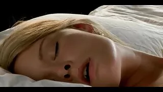 في كس فتاة رقيقة يتم سكسي مجاني مباشر دفعها من قبل ديك صحي لرجل أسود