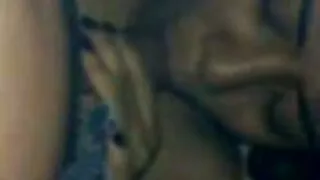 الرجل مارس الجنس فتاة سكسي موباشر ضئيلة في الأحمق على السكك الحديدية