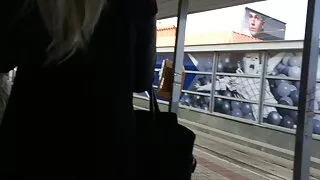 عارية فاتنة في المطبخ مما حلق كس على نحو سلس سكسي مجاني مباشر الحمار