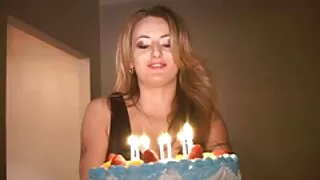 جعل مختل عقليا حقنة شرجية من الطين الملون ، سكران في فمه وفجر فيديو سكسي مباشر في جميع الشقوق
